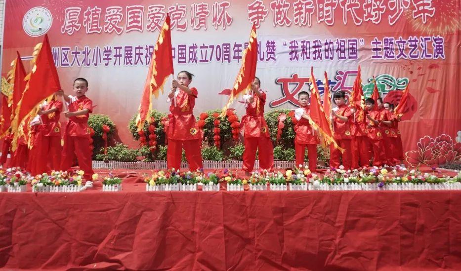 白鹿红衣古装打戏路透释出 手持宝剑化身冷酷女侠